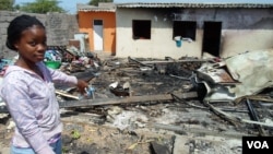 Casa destruída no incêndio do Dia de Natal (VOA/Armando Chicoca)