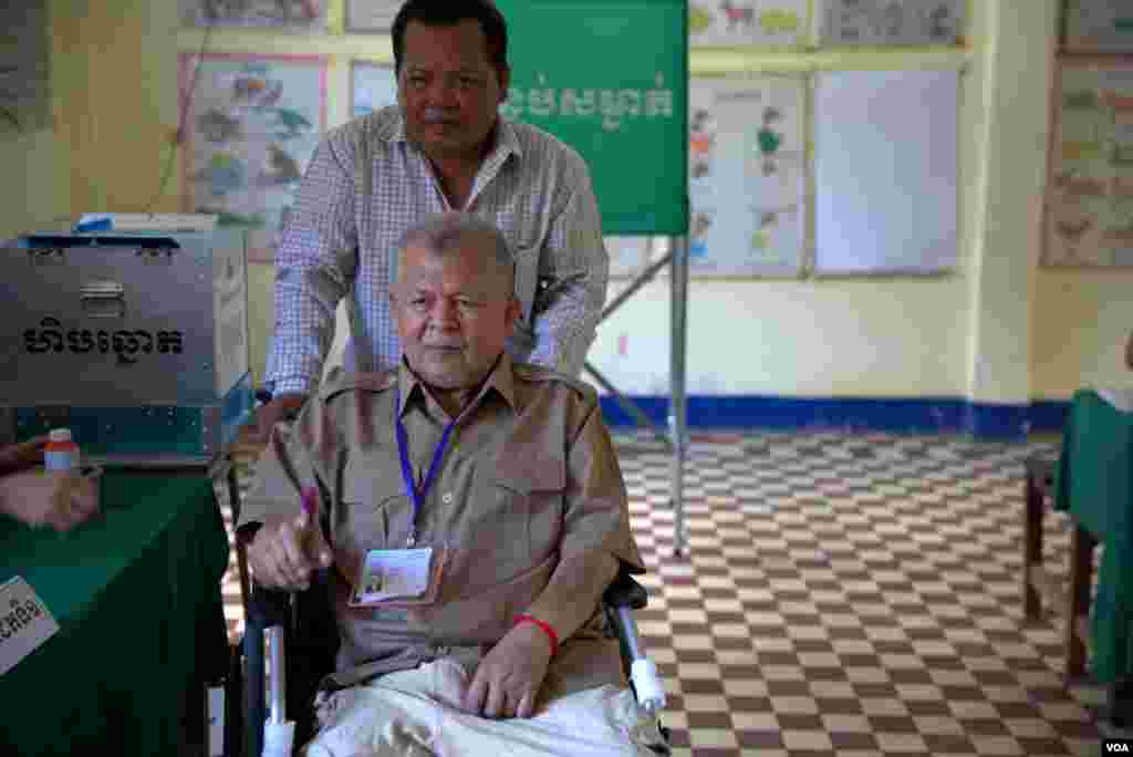 សមាជិកក្រុមប្រឹក្សាឃុំសង្កាត់ក្នុងរាជធានីភ្នំពេញ ចូលរួមបោះឆ្នោតជ្រើសរើសក្រុមប្រឹក្សារាជធានីខេត្ត ក្រុង ស្រុក ខណ្ឌ នៅសាលាបឋមសិក្សាទួលគោក រាជធានី ភ្នំពេញ កាលពីថ្ងៃទី២៦ ខែ ឧសភា ឆ្នាំ ២០១៩។ (ហ៊ុល រស្មី/VOA)