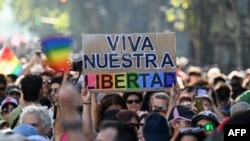 Una manifestante sostiene un cartel durante una marcha nacional convocada por mujeres y grupos de orgullo LGBTQ, en repudio a los comentarios del presidente Javier Milei en Davos sobre el feminismo y la comunidad LGBT, en Buenos Aires el 1 de febrero de 2025.