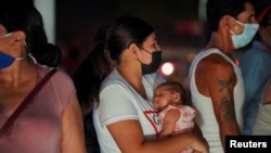 Un grupo de personas hacen fila para vacunarse contra COVID-19 en Mexicali, Baja California, México, el 2 de julio de 2021.