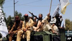 جنگجویان طالبان روز چهارشنبه در خیابان‌های کابل سومین سالگرد بازگشت به قدرت را با نشان دادن اسلحه‌های خود در خیابان‌های پایتخت افغانستان و پرچم «امارات اسلامی» جشن گرفتند