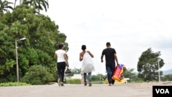 Algunos se dirigen a pueblos cercanos en busca de trabajo, otros viajan a las grandes ciudades de Colombia, como Bogotá (caminando 563 km o 350 millas) y Medellín (595 km o 370 millas). [Foto: Diego Huertas].