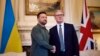 El primer ministro británico, Keir Starmer, a la derecha, y el presidente de Ucrania, Volodymyr Zelenskyy, se dan la mano durante una reunión bilateral en el número 10 de Downing Street en Londres, el viernes 19 de julio de 2024. (Benjamin Cremel/Pool Photo vía AP)