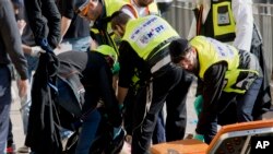 이스라엘 구호요원들이 23일 예루살렘에서 사망한 팔레스타인 공격범의 시신을 회수하고 있다.