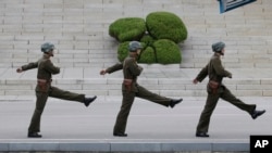 Tentara Korea Utara berbaris menyambut kunjungan Menteri Pertahanan Australia Marise Payne dan Menteri Luar Negeri Julie Bishop ke desa perbatasan Panmunjom di Paju, Korea Selatan, 12 Oktober 2017.