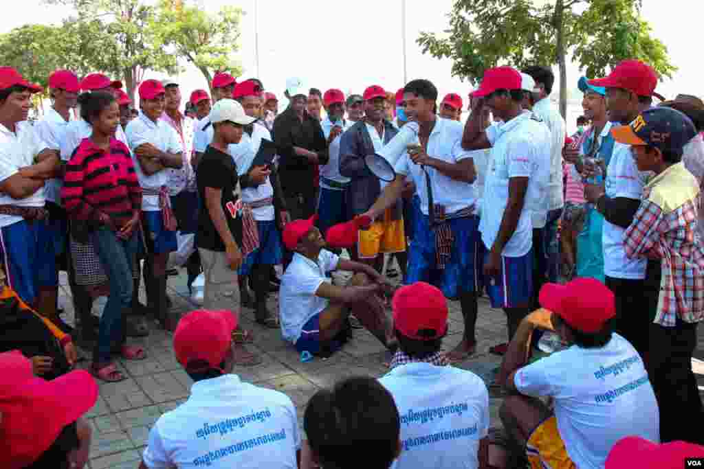 People participating in the first day of the Water Festival in Phnom Penh, Cambodia, November 5, 2014. (Nov Povleakhena/VOA Khmer)