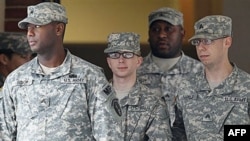 Oddiy askar Bredli Menning (Bradley Manning) Merilend shtati Fort Mid harbiy bazasidagi sud idorasidan olib ketilmoqda, 21-dekabr 2011
