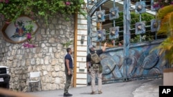 Agen Biro Penyelidik Federal AS (FBI) membantu menyelidiki kasus pembunuhan Presiden Jovenel Moise di luar kediamannya di Port-au-Prince, Haiti (15/7). 