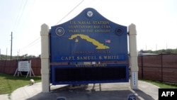 ARCHIVO - Un letrero en la entrada de la base naval que EEUU mantiene en la Bahía de Guantánamo, al este de la isla de Cuba.