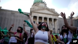 Activistas pro-aborto se manifiestan a favor de la despenalización del aborto fuera del Congreso, un día después de que el presidente Alberto Fernández enviara un proyecto de ley para legalizar el aborto en Buenos Aires, el miércoles 18 de noviembre.
