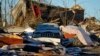 Autos dañados y casas destruidas después de los tornados que azotaron la región, en Mayfield, Kentucky, el lunes 13 de diciembre de 2021.