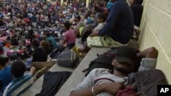 Migrantes hondureños descansan en un albergue improvisado en Chiquimula, Guatemala, el 16 de octubre de 2018. Son parte de la caravana de unos 2.000 migrantes que esperan entrar en EE.UU. mientras el presidente Donald Trump amenazó con cortar la ayuda a los países centroamericanos que no la frenen. 
