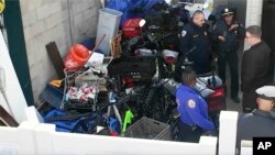 Funcionarios de Nueva York recorren una tienda de muebles el 27 de febrero de 2024, en Queens, que quedó clausurada por albergar ilegalmente a migrantes. El jueves 29, se desalojó otra tienda en el Bronx por la misma situación. Una misma persona dirigía ambos locales.