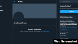 Twitter Inc. mengatakan telah secara permanen membekukan akun Presiden AS Donald Trump hari Jumat (8/1).