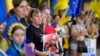 Los manifestantes sostienen carteles y banderas ucranianas durante una protesta contra la guerra frente a la embajada rusa en Lisboa, el jueves 11 de julio de 2024. [Foto: Archivo/AP]