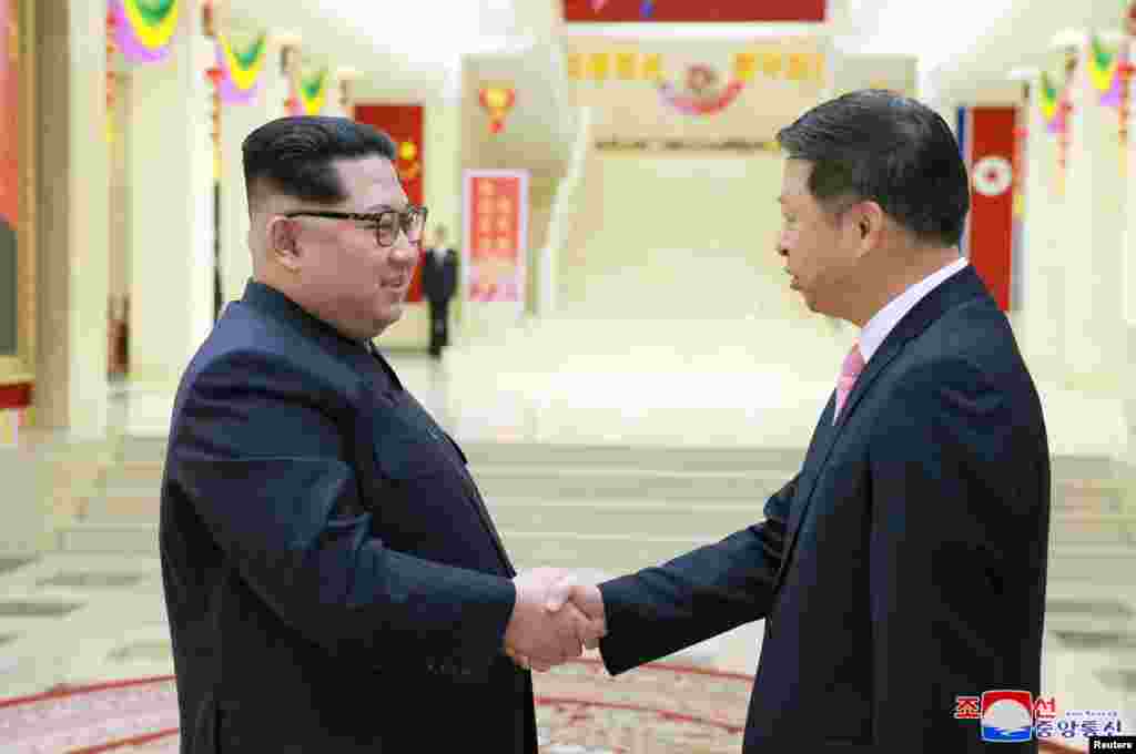 2018年4月15日,朝鲜领导人金正恩在平壤会见中共中央对外联络部部长宋涛。