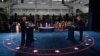 Presiden AS Donald Trump (kanan) dan capres yang diusung partai Demokrat, Joe Biden, dalam debat capres pertama di Cleveland, Ohio, Selasa malam, 29 September 2020. (Foto: Olivier Douliery/AFP) 