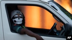Un chauffeur de minibus-taxi portant un masque facial à Kwa-Thema, à l'est de Johannesburg, en Afrique du Sud, le 17 mars 2020. (AP Photo/Themba Hadebe) 