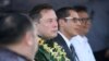 Elon Musk, segundo desde la izquierda, asiste al lanzamiento del servicio de Internet por satélite Starlink en un centro de salud pública en Denpasar, Bali, Indonesia, el domingo 19 de mayo de 2024. AP