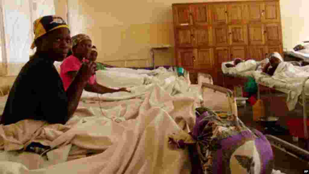 Des patientes se remettent de leur chirurgie, à l'hôpital général de Panzi, après avoir été abimées par le viol et autres violences sexuelles dans l'Est du Congo. Certaines ont reçu des balles dans leurs parties intimes après avoir été sexuellement abusées par leurs bourreaux. (Juin 2005)