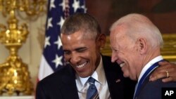 Le président Barack Obama donne la Médaille présidentielle de la liberté au vice-président Joe Biden lors d'une cérémonie à la Maison Blanche à Washington, le jeudi 12 janvier 2017. (AP Photo/Susan Walsh)