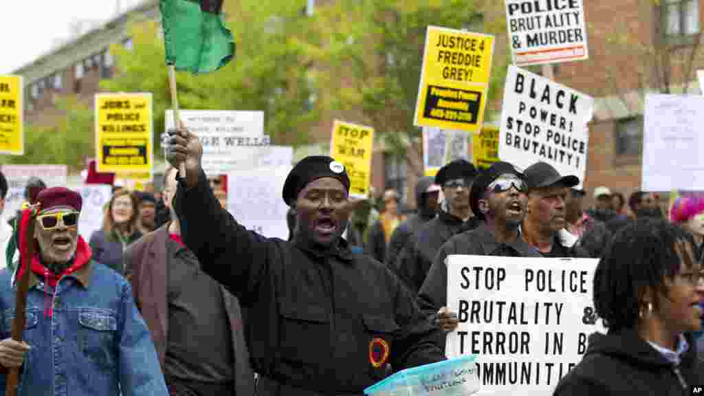 Para warga protes di jalanan ketika berdemonstrasi untuk Freddie Gray di balai kota Baltimore (25/4). (AP/Jose Luis Magana)
