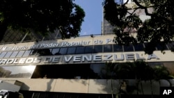 Fachada de la sede principal de Petróleos de Venezuela (PDVSA), en Caracas. (AP Photo/Fernando Llano)