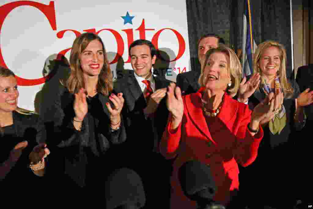 Le candidat républicain au Sénat pour l’Ouest de Virginie Shelley Moore Capito chante "I Gotta Feeling" de The Black Eyed Peas, après avoir remporté le siège du Sénat, le 4 novembre 2014, à Embassy Suites à Charleston Virginie de l’Ouest.