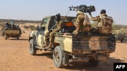 Les hostilités avaient repris en août 2023 après huit ans d'accalmie entre Bamako et les groupes rebelles à dominante touareg, qui se disputaient le contrôle du territoire et des camps militaires laissés par les Casques bleus de l'ONU. (AFP PHOTO / Souleymane AG ANARA)
