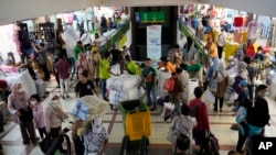 Warga berbelanja pakaian baru di pasar Tanah Abang, Jakarta, Senin, 28 Maret 2022. (AP/Achmad Ibrahim)