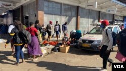 Zimbabwe vendors, pictured in Harare, June 26, 2021, will soon be asked to have COVID-19 vaccination certificates if they are to continue trading, Vice President Constantino Chiwenga says. (Columbus Mavhunga/VOA)