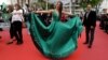 Manifestation d'acteurs et de réalisateurs contre le rejet de la loi légalisant l'avortement en Argentine, lors du 72ème Festival de Cannes, le 18 mai 2019. 