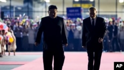 ARCHIVO - El líder de Corea del Norte, Kim Jong Un, izquierda, camina con el presidente ruso, Vladímir Putin, derecha, en la ceremonia de partida de Putin en un aeropuerto internacional en las afueras de Pyongyang, Corea del Norte, el 19 de junio de 2024.