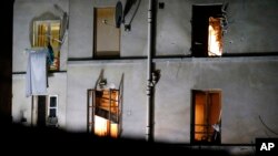 L'immeuble où Chakib Akrouh est mort, à Saint-Denis, lors de l'assaut de la police, le 18 novembre 2015. (AP Photo/Michel Euler, File)