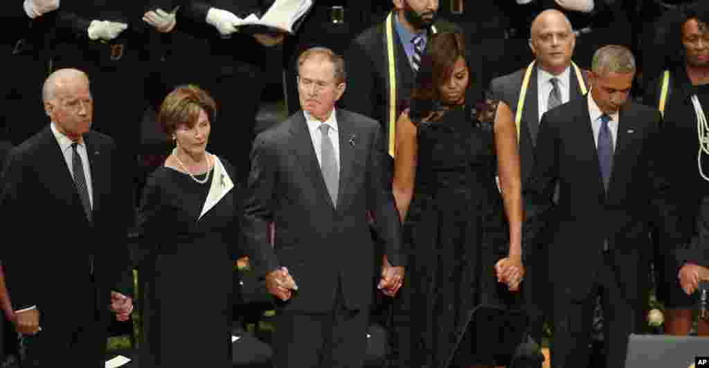 Shugaba Barack Obama Ya Karrama 'Yan Sanda Biyar a Dallas.
