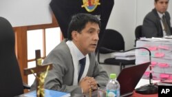 El juez Richard Concepción dictamina que Keiko Fujimori debe ser detenida, mientras los fiscales investigan las denuncias que ella dirigió.