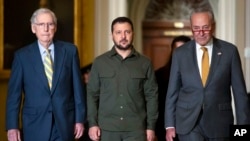El presidente ucraniano, Volodymyr Zelenskyy (centro), camina con el líder de la mayoría del Senado , Chuck Schumer (der) y el líder de la minoría, Mitch McConnell (izq), durante una visita al Capitolio de EEUU el 21 de septiembre de 2023.