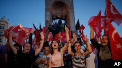 Des Turcs se rassemblent dans une manifestation pro-government à Istanbul, sur la place de Taksim, le 16 juillet 2016.