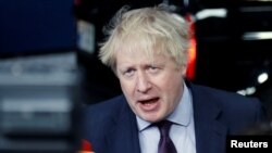 Menteri Luar Negeri Inggris, Boris Johnson, memberikan keterangan kepada media setibanya di Brussels, Belgia, Senin (19/3) 