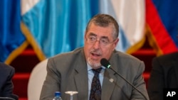 ARCHIVO - El presidente guatemalteco, Bernardo Arévalo, captado en el Palacio Nacional en la Ciudad de Guatemala, el 7 de mayo de 2024 durante una reunión regional sobre migración irregular en la región.