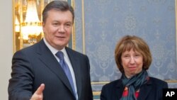 Presiden Ukraina Viktor Yanukovych (kiri) menyambut pejabat Uni Eropa Catherine Ashton di Kiev, Ukraina (foto: dok). 