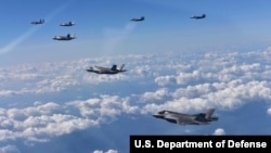 지난해 8월 미한 공군 연합 항공차단 작전에서 한국 공군 F-15K 전투기와 미국 해병대 F-35B 스텔스 전투기가 함께 비행하고 있다. (자료사진)