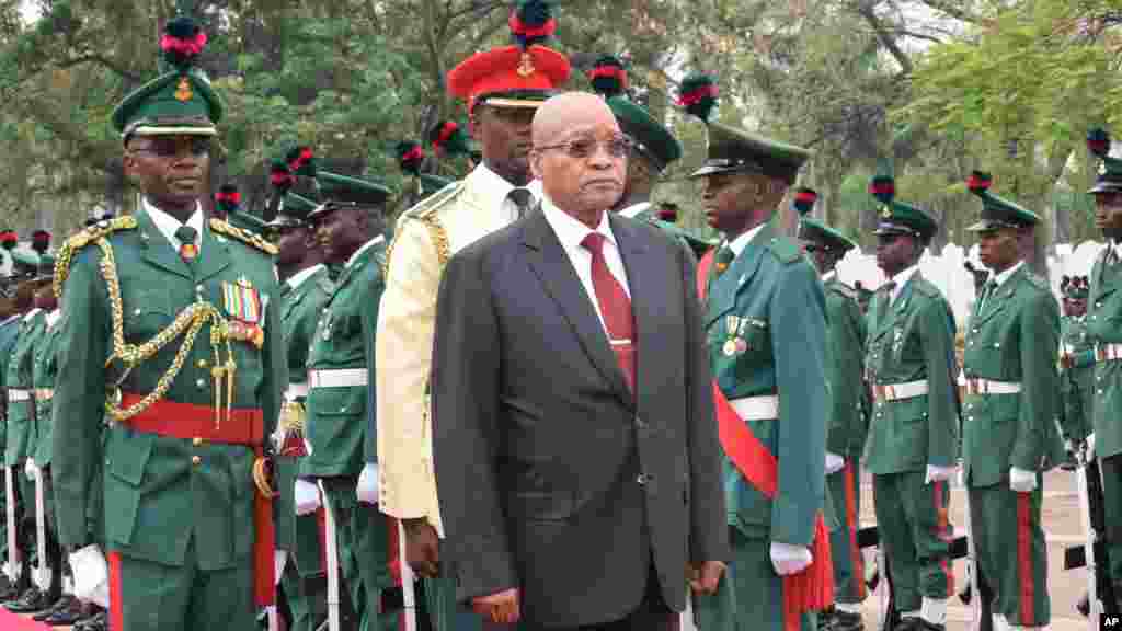 Sojojin Najeriya ke yiwa shugaban kasar Afirka Ta Kudu, Jacob Zuma, maraba yayin zuwansa fadar shugaban kasar Najeriya. 