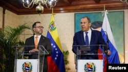 El ministro de Relaciones Exterior de Venezuela, Yvan Gil, junto a su par ruso, Serguei Lavrov, durante una conferencia de prensa en Caracas. 
