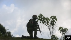 Un soldado lleva a cabo un operativo anti-pandillas en el vecindario de Kenscoff, en Puerto Príncipe, Haití, el lunes 3 de febrero de 2025. (AP Foto/Odelyn Joseph). 