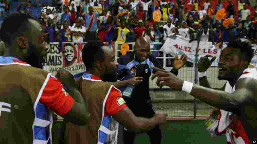Les joueurs de la RD Congo célèbrent à la fin de leur match de football de la Coupe d'Afrique des nations Groupe B contre la Tunisie à Bata, en Guinée équatoriale, lundi 26 janvier 2015.