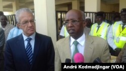 Le ministre de la justice Youssouf Abassalah a droite et l'ambassadeur d'Algérie au Tchad Birouk Zinedine a gauche, accueillant les prisonniers à l'aéroport.