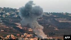 Asap mengepul akibat pemboman Israel di desa Khiam, Lebanon selatan dekat perbatasan dengan Israel, 23 Juni 2024 di tengah ketegangan lintas batas yang sedang berlangsung saat pertempuran terus berlanjut antara Israel dan Hamas di Jalur Gaza. (Rabih DAHER/AFP)