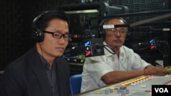លោក​ហង្ស វណ្ណៈ ​ប្រធាន​អង្គភាព​គាំពារ​ជន​រងគ្រោះ​នៃ​សាលាក្តី​ខ្មែរ​ក្រហ​ម​ និង លោក​ហុង គឹមសួន​មេធាវី​ដើមបណ្តឹង​រដ្ឋ​ប្បវេណី ចូល​រួម​នៅ​ក្នុង​កម្មវិធី​ហេឡូវីអូអេ​កាល​ពី​ថ្ងៃ​ច័ន្ទ ទី​៣១ ខែ​មីនា ឆ្នាំ​២០១៤។ (លឹម សុធី/វីអូអេ)