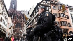 Polisi Perancis berpatroli di sebelah Katedral Notre-Dame Strasbourg pasca penembakan di kota Strasbourg, Perancis timur, 12 Desember 2018.